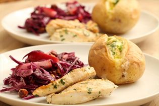 Baked potato with chicken and red cabbage salad