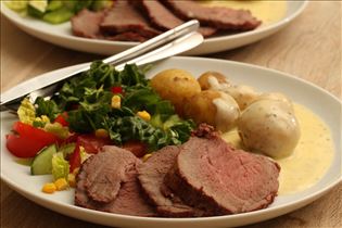 Roast beef with potatoes and béarnaise sauce
