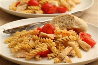 Fried pasta with chicken and tomato