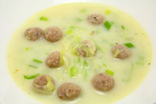 Leek soup with meatballs