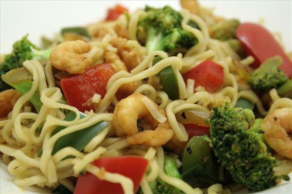 Stir-fry with prawns and noodles