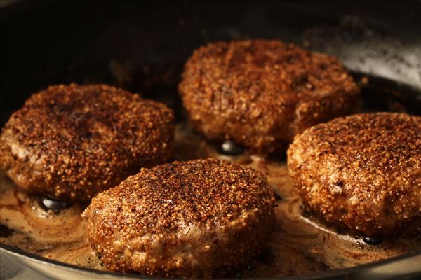 Pork patties with peas and carrots