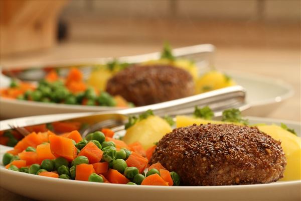 Pork patties with peas and carrots