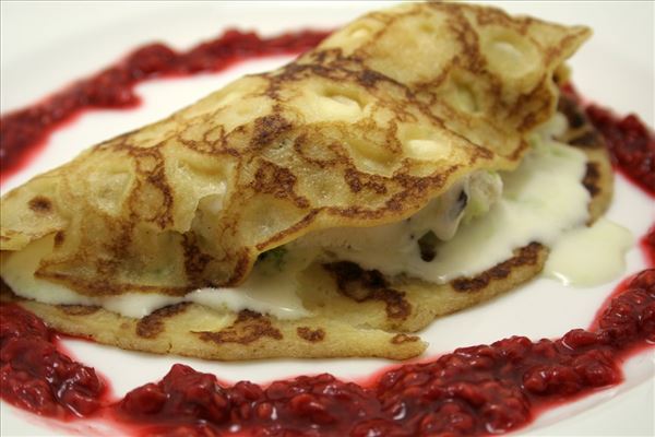 Pancakes with ice cream and raspberry coulis 