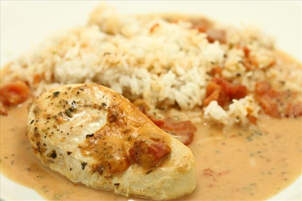 Turkey fillets in cheese and tomato sauce