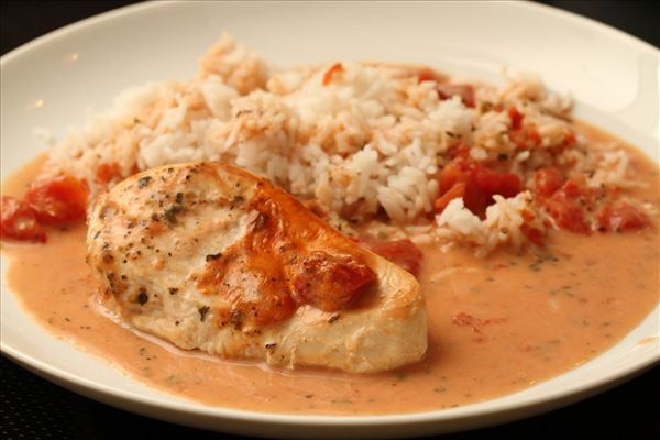 Turkey fillets in cheese and tomato sauce