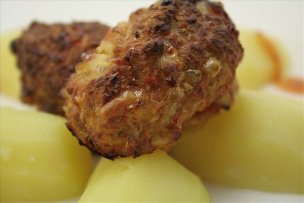 Rissoles with potatoes and tomato sauce