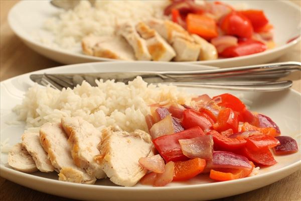 Chicken with sautéed pepper and rice