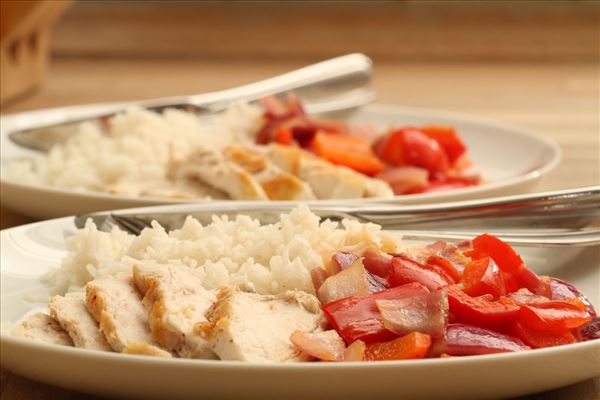 Chicken with sautéed pepper and rice