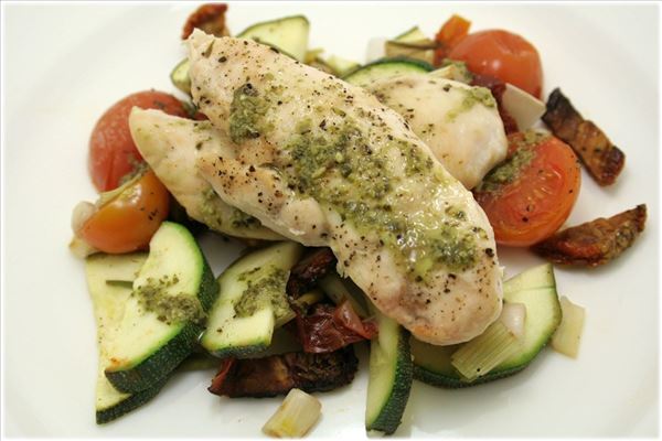 Chicken with pesto and roasted vegetables