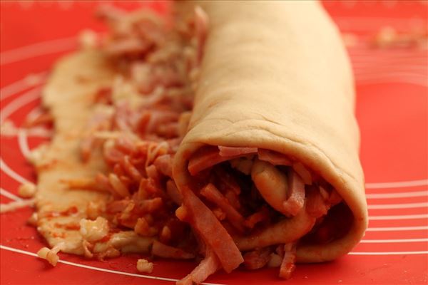 Pizza whirls with ham and cheese