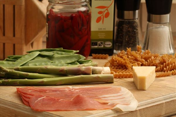 Pasta salad with asparagus and parma ham