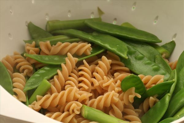 Pasta salad with asparagus and parma ham