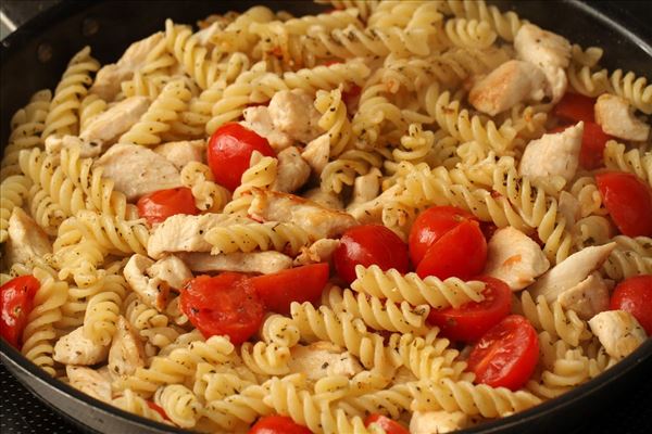 Fried pasta with chicken and tomato