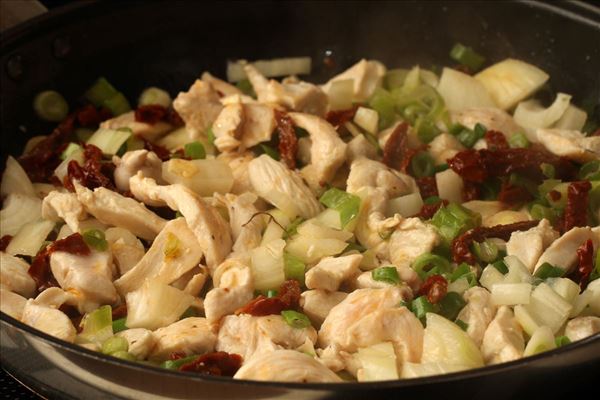 Pasta salad with chicken and sun-dried tomatoes