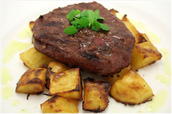 Steak with barbecue potatoes and béarnaise sauce