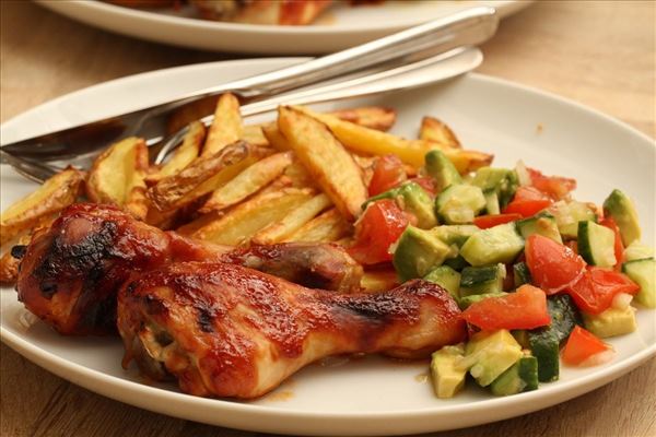 Barbecue chicken drumsticks with tomato salsa