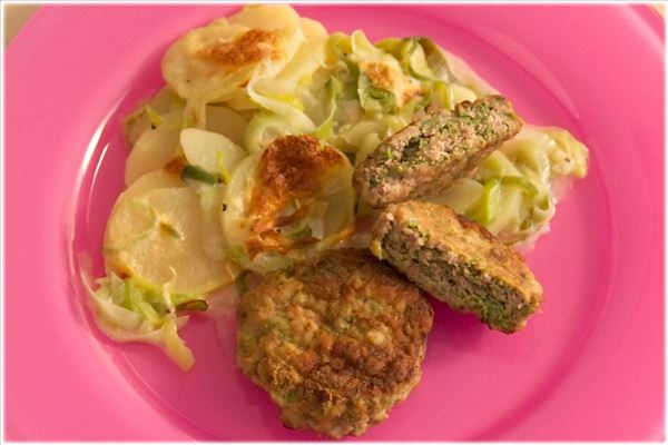 Pork patties with beans and leek-potatoes