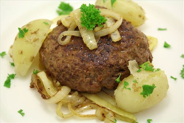 Beef patties with soft onion and new potatoes