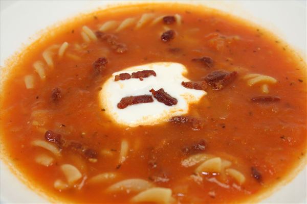 Tomato soup with crispy bacon and pasta