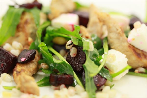 Beetroot salad with pearl barley and chicken