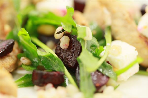 Beetroot salad with pearl barley and chicken
