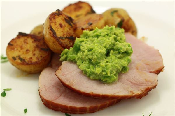 Ham with glazed potatoes and pea purée