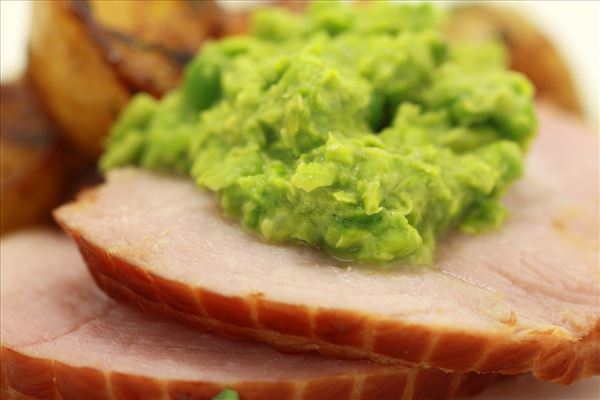 Ham with glazed potatoes and pea purée
