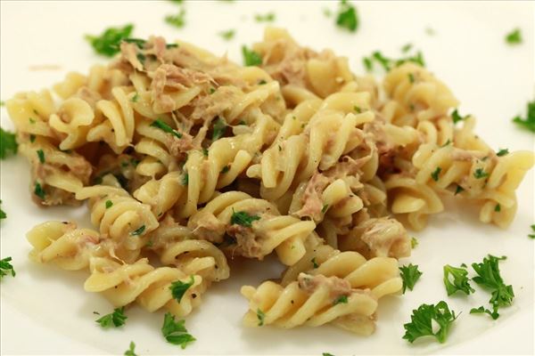 Tuna pasta with parsley and garlic