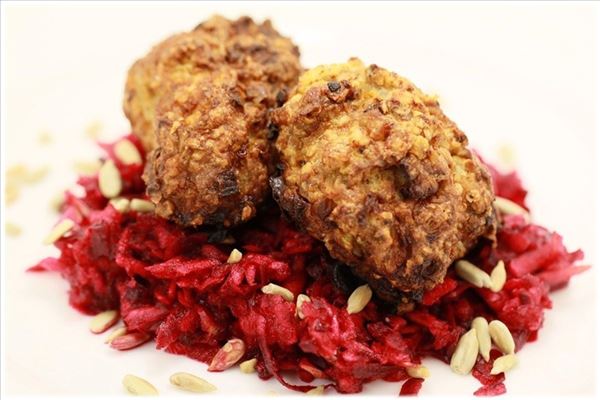 Rissoles with beetroot salad