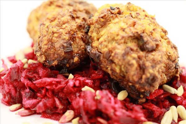 Rissoles with beetroot salad